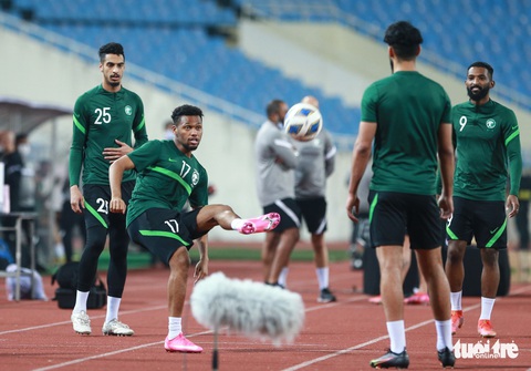 Tuyển Saudi Arabia tập thử sân Mỹ Đình, thoải mái với mục tiêu đánh bại Việt Nam - Ảnh 1. Tuyển Saudi Arabia tập thử sân Mỹ Đình, thoải mái với mục tiêu đánh bại Việt Nam - Ảnh 1.