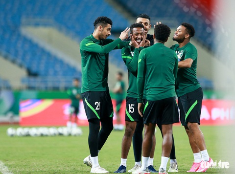 Tuyển Saudi Arabia tập thử sân Mỹ Đình, thoải mái với mục tiêu đánh bại Việt Nam - Ảnh 2. Tuyển Saudi Arabia tập thử sân Mỹ Đình, thoải mái với mục tiêu đánh bại Việt Nam - Ảnh 2.