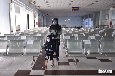 Ngày đầu bán vé tàu Tết Nhâm Dần: Ga Sài Gòn, Hà Nội đều vắng vẻ - Ảnh 3. Ngày đầu bán vé tàu Tết Nhâm Dần: Ga Sài Gòn, Hà Nội đều vắng vẻ - Ảnh 3.