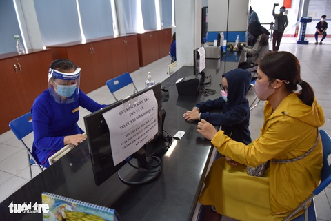 Ngày đầu bán vé tàu Tết Nhâm Dần: Ga Sài Gòn, Hà Nội đều vắng vẻ - Ảnh 1. Ngày đầu bán vé tàu Tết Nhâm Dần: Ga Sài Gòn, Hà Nội đều vắng vẻ - Ảnh 1.