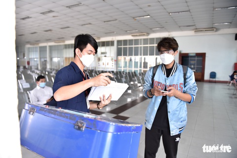 Ngày đầu bán vé tàu Tết Nhâm Dần: Ga Sài Gòn, Hà Nội đều vắng vẻ - Ảnh 4. Ngày đầu bán vé tàu Tết Nhâm Dần: Ga Sài Gòn, Hà Nội đều vắng vẻ - Ảnh 4.