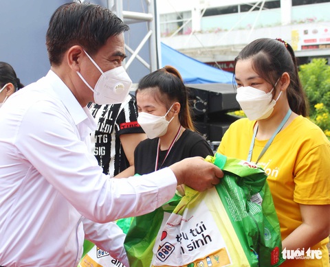 TP.HCM tiếp sức công nhân ngày trở lại - Ảnh 2. TP.HCM tiếp sức công nhân ngày trở lại - Ảnh 2.