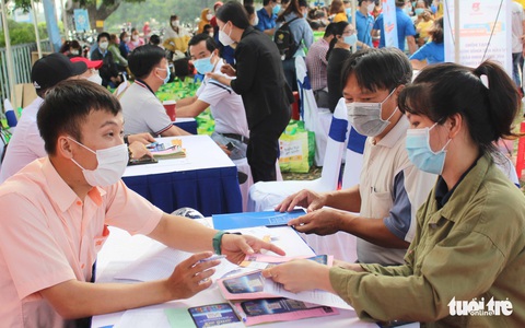 TP.HCM tiếp sức công nhân ngày trở lại - Ảnh 1. TP.HCM tiếp sức công nhân ngày trở lại - Ảnh 1.