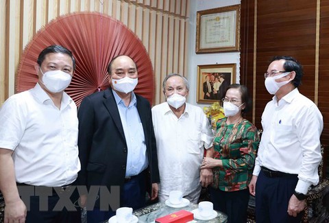 Chủ tịch nước Nguyễn Xuân Phúc thăm nhà giáo tiêu biểu tại TP.HCM - Ảnh 2. Chủ tịch nước Nguyễn Xuân Phúc thăm nhà giáo tiêu biểu tại TP.HCM - Ảnh 2.