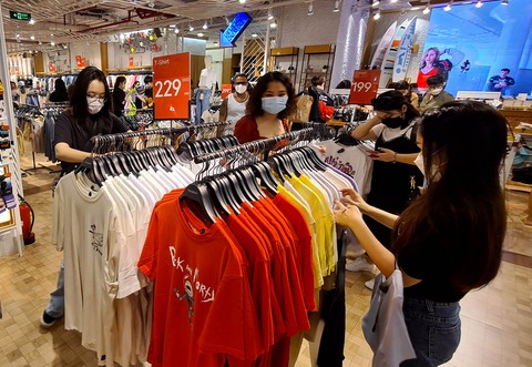 Top 10 doanh nghiệp lớn nhất Việt Nam: Hầu hết sụt doanh thu, trừ bán lẻ, thép, tài chính, điện - Ảnh 1. Top 10 doanh nghiệp lớn nhất Việt Nam: Hầu hết sụt doanh thu, trừ bán lẻ, thép, tài chính, điện - Ảnh 1.