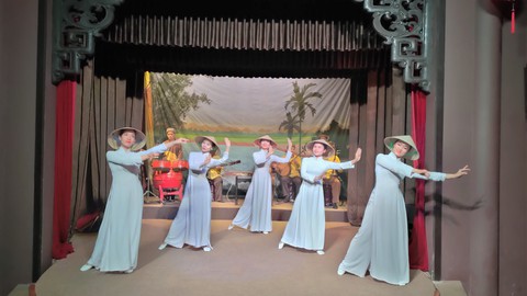 Hội An ngày đầu mở cửa mưa lớn, Quảng Nam chờ hơn 200 du khách Mỹ - Ảnh 1. Hội An ngày đầu mở cửa mưa lớn, Quảng Nam chờ hơn 200 du khách Mỹ - Ảnh 1.