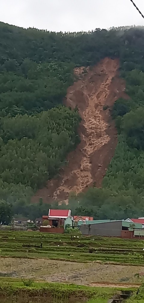 Hàng ngàn tấn đất đá rơi từ đỉnh núi 300m xuống, sơ tán hơn 50 hộ dân - Ảnh 2. Hàng ngàn tấn đất đá rơi từ đỉnh núi 300m xuống, sơ tán hơn 50 hộ dân - Ảnh 2.