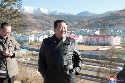 Lãnh đạo Triều Tiên Kim Jong Un tái xuất sau 35 ngày vắng bóng - Ảnh 1. Lãnh đạo Triều Tiên Kim Jong Un tái xuất sau 35 ngày vắng bóng - Ảnh 1.