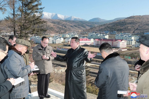 Lãnh đạo Triều Tiên Kim Jong Un tái xuất sau 35 ngày vắng bóng - Ảnh 2. Lãnh đạo Triều Tiên Kim Jong Un tái xuất sau 35 ngày vắng bóng - Ảnh 2.