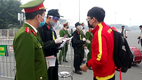 Người hâm mộ đổ về sân Mỹ Đình cổ vũ đội tuyển Việt Nam đấu Saudi Arabia - Ảnh 5. Người hâm mộ đổ về sân Mỹ Đình cổ vũ đội tuyển Việt Nam đấu Saudi Arabia - Ảnh 5.