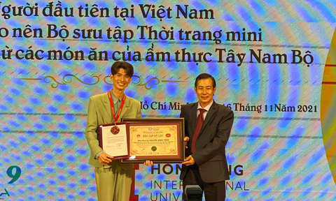 Bộ sưu tập thời trang làm từ bánh dân gian xác lập kỷ lục Việt Nam - Ảnh 2. Bộ sưu tập thời trang làm từ bánh dân gian xác lập kỷ lục Việt Nam - Ảnh 2.