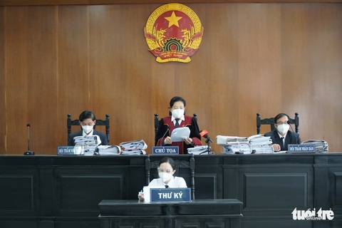 Bác đề nghị đổi thẩm phán, tòa tạm dừng để đại diện chủ dự án Mũi Đèn Đỏ test COVID-19 - Ảnh 1. Bác đề nghị đổi thẩm phán, tòa tạm dừng để đại diện chủ dự án Mũi Đèn Đỏ test COVID-19 - Ảnh 1.