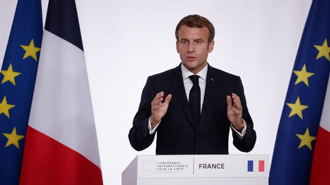 Tổng thống Macron bí mật thay màu quốc kỳ Pháp, dân không hay biết - Ảnh 1. Tổng thống Macron bí mật thay màu quốc kỳ Pháp, dân không hay biết - Ảnh 1.