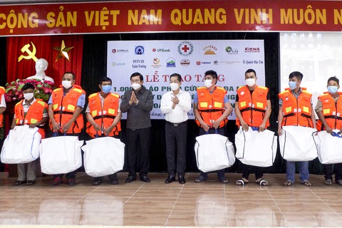 Nguyên Chủ tịch nước Trương Tấn Sang tặng áo phao cho ngư dân Đà Nẵng - Ảnh 1. Nguyên Chủ tịch nước Trương Tấn Sang tặng áo phao cho ngư dân Đà Nẵng - Ảnh 1.