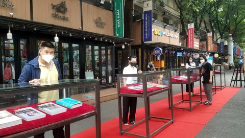 Trưng bày sách đoạt giải quốc gia và hàng loạt chương trình mừng Ngày 20-11 - Ảnh 1. Trưng bày sách đoạt giải quốc gia và hàng loạt chương trình mừng Ngày 20-11 - Ảnh 1.