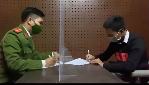 Cầm dao kề cổ nữ nhân viên cửa hàng điện thoại cướp hơn 50 triệu đồng - Ảnh 1. Cầm dao kề cổ nữ nhân viên cửa hàng điện thoại cướp hơn 50 triệu đồng - Ảnh 1.