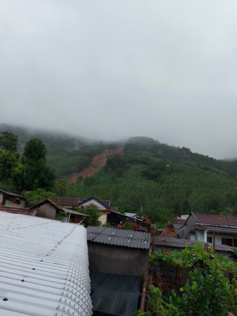 Bình Định: Mưa lớn kéo dài, thêm các điểm sạt lở mới - Ảnh 2. Bình Định: Mưa lớn kéo dài, thêm các điểm sạt lở mới - Ảnh 2.