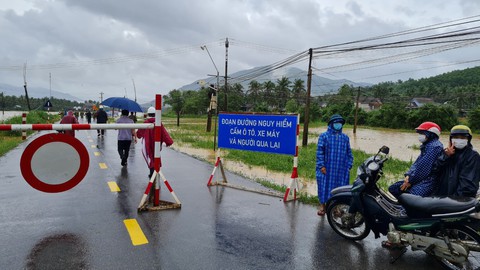 Gần 61.000 học sinh Bình Định không thể đến trường do lũ lụt - Ảnh 1. Gần 61.000 học sinh Bình Định không thể đến trường do lũ lụt - Ảnh 1.