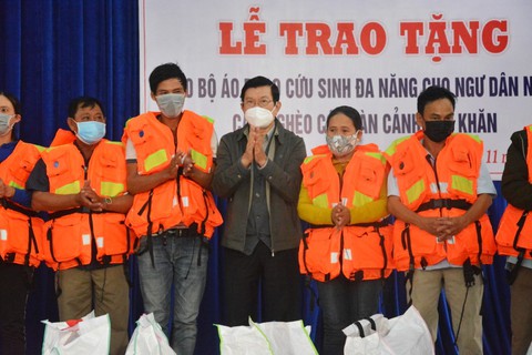 Tặng 1.000 bộ áo phao cứu sinh đa năng cùng ngư dân Quảng Nam bám biển - Ảnh 2. Tặng 1.000 bộ áo phao cứu sinh đa năng cùng ngư dân Quảng Nam bám biển - Ảnh 2.