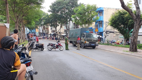 Cháy nhà ở quận 1, lửa lan sang nhà hàng xóm - Ảnh 3. Cháy nhà ở quận 1, lửa lan sang nhà hàng xóm - Ảnh 3.