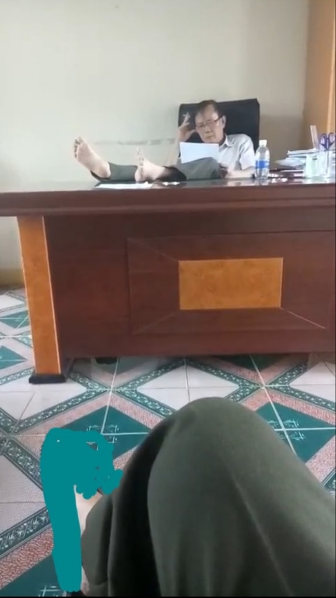 Vụ cán bộ gác chân lên bàn làm việc: Kỷ luật do có nhiều sai phạm - Ảnh 1. Vụ cán bộ gác chân lên bàn làm việc: Kỷ luật do có nhiều sai phạm - Ảnh 1.