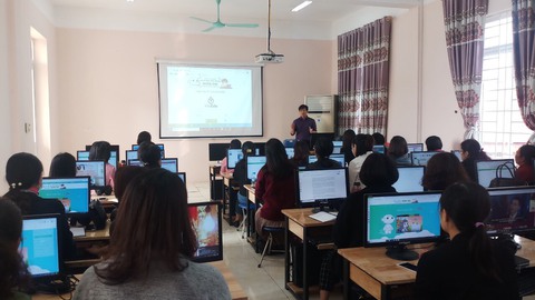 Thầy hiệu trưởng làm kênh dạy học trực tuyến cho tiểu học - Ảnh 1. Thầy hiệu trưởng làm kênh dạy học trực tuyến cho tiểu học - Ảnh 1.