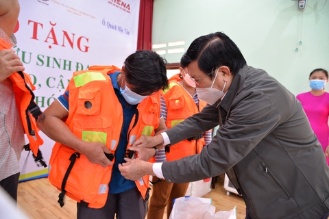 Nguyên Chủ tịch nước Trương Tấn Sang tặng áo phao cho ngư dân Quảng Ngãi - Ảnh 1. Nguyên Chủ tịch nước Trương Tấn Sang tặng áo phao cho ngư dân Quảng Ngãi - Ảnh 1.