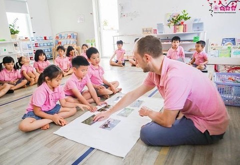 Thầy cô giáo nước ngoài ở Việt Nam: Thương biết bao bức tranh, ly trà sữa học trò tặng ngày 20-11 - Ảnh 2. Thầy cô giáo nước ngoài ở Việt Nam: Thương biết bao bức tranh, ly trà sữa học trò tặng ngày 20-11 - Ảnh 2.