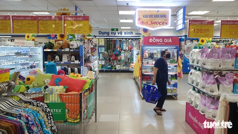 Tưng bừng giảm giá, khuyến mãi, hàng thời trang vẫn ngóng khách mua - Ảnh 6. Tưng bừng giảm giá, khuyến mãi, hàng thời trang vẫn ngóng khách mua - Ảnh 6.