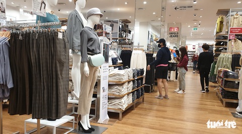 Tưng bừng giảm giá, khuyến mãi, hàng thời trang vẫn ngóng khách mua - Ảnh 2. Tưng bừng giảm giá, khuyến mãi, hàng thời trang vẫn ngóng khách mua - Ảnh 2.