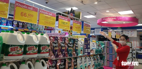 Tưng bừng giảm giá, khuyến mãi, hàng thời trang vẫn ngóng khách mua - Ảnh 7. Tưng bừng giảm giá, khuyến mãi, hàng thời trang vẫn ngóng khách mua - Ảnh 7.