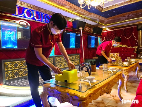 TP.HCM: Tiệm karaoke, spa… bắt đầu hoạt động lại sau nửa năm đóng cửa - Ảnh 3. TP.HCM: Tiệm karaoke, spa… bắt đầu hoạt động lại sau nửa năm đóng cửa - Ảnh 3.