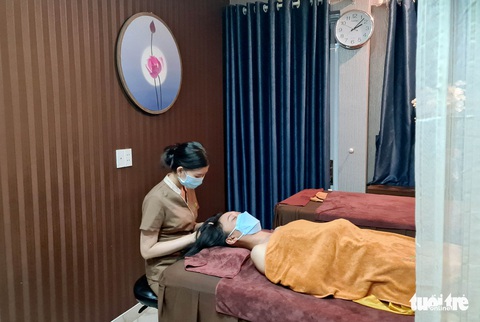TP.HCM: Tiệm karaoke, spa… bắt đầu hoạt động lại sau nửa năm đóng cửa - Ảnh 1. TP.HCM: Tiệm karaoke, spa… bắt đầu hoạt động lại sau nửa năm đóng cửa - Ảnh 1.
