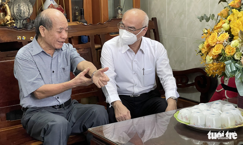Ông Phan Nguyễn Như Khuê thăm nhà giáo lão thành nhân ngày 20-11 - Ảnh 2. Ông Phan Nguyễn Như Khuê thăm nhà giáo lão thành nhân ngày 20-11 - Ảnh 2.