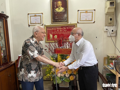 Ông Phan Nguyễn Như Khuê thăm nhà giáo lão thành nhân ngày 20-11 - Ảnh 1. Ông Phan Nguyễn Như Khuê thăm nhà giáo lão thành nhân ngày 20-11 - Ảnh 1.