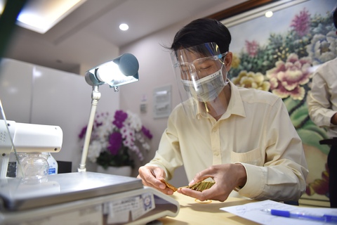 Giá vàng thế giới giảm, SJC vẫn cao ngất ngưởng, đang bị ‘làm giá’? - Ảnh 1. Giá vàng thế giới giảm, SJC vẫn cao ngất ngưởng, đang bị ‘làm giá’? - Ảnh 1.