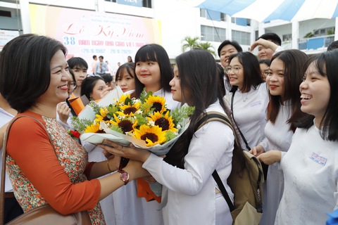 20-11, chào nhau qua màn hình trực tuyến - Ảnh 1. 20-11, chào nhau qua màn hình trực tuyến - Ảnh 1.