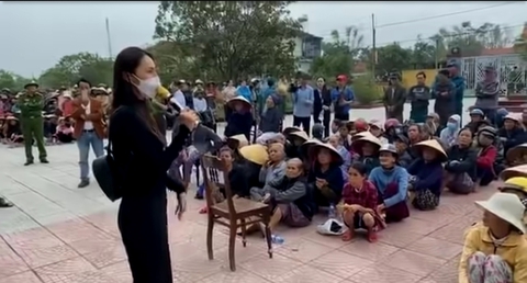 Thủy Tiên phát tiền kiểu ‘5 không’, huyện tự tìm thêm được 359 người ngoài danh sách - Ảnh 1. Thủy Tiên phát tiền kiểu ‘5 không’, huyện tự tìm thêm được 359 người ngoài danh sách - Ảnh 1.