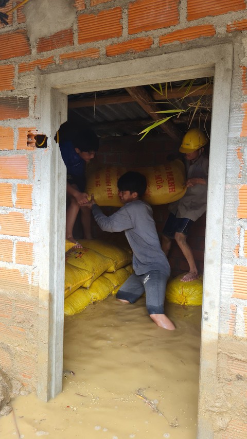 Cận cảnh hiện trường vụ sạt lở kinh hoàng ở núi Cấm - Ảnh 12. Cận cảnh hiện trường vụ sạt lở kinh hoàng ở núi Cấm - Ảnh 12.