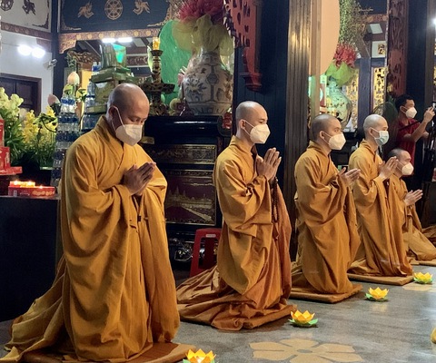 Chùa Vĩnh Nghiêm tụng kinh tưởng niệm và cầu siêu nạn nhân mất do COVID-19 - Ảnh 4. Chùa Vĩnh Nghiêm tụng kinh tưởng niệm và cầu siêu nạn nhân mất do COVID-19 - Ảnh 4.