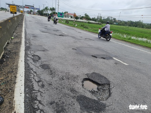 Ổ gà chằng chịt đến mức khó tin trên quốc lộ 1 qua Quảng Ngãi - Ảnh 4. Ổ gà chằng chịt đến mức khó tin trên quốc lộ 1 qua Quảng Ngãi - Ảnh 4.