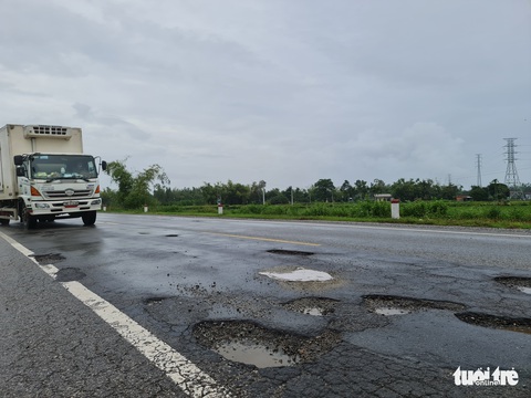 Ổ gà chằng chịt đến mức khó tin trên quốc lộ 1 qua Quảng Ngãi - Ảnh 1. Ổ gà chằng chịt đến mức khó tin trên quốc lộ 1 qua Quảng Ngãi - Ảnh 1.