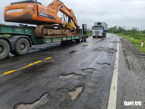 Ổ gà chằng chịt đến mức khó tin trên quốc lộ 1 qua Quảng Ngãi - Ảnh 5. Ổ gà chằng chịt đến mức khó tin trên quốc lộ 1 qua Quảng Ngãi - Ảnh 5.