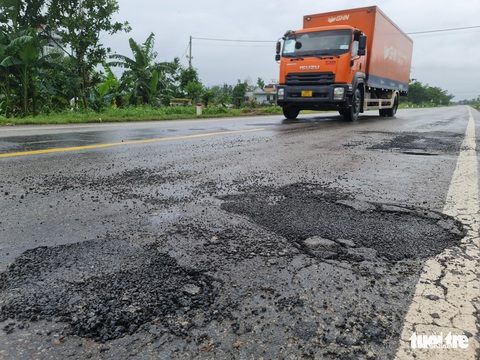 Ổ gà chằng chịt đến mức khó tin trên quốc lộ 1 qua Quảng Ngãi - Ảnh 7. Ổ gà chằng chịt đến mức khó tin trên quốc lộ 1 qua Quảng Ngãi - Ảnh 7.