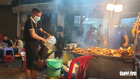 Hàng quán được bán bia rượu: Kẻ khóc người cười - Ảnh 3. Hàng quán được bán bia rượu: Kẻ khóc người cười - Ảnh 3.