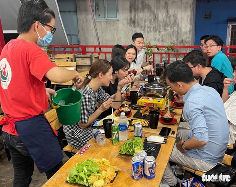 Hàng quán được bán bia rượu: Kẻ khóc người cười - Ảnh 2. Hàng quán được bán bia rượu: Kẻ khóc người cười - Ảnh 2.