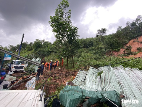 Vào nơi quả đồi tuôn đổ ầm ầm kèm tiếng nổ lớn - Ảnh 7. Vào nơi quả đồi tuôn đổ ầm ầm kèm tiếng nổ lớn - Ảnh 7.