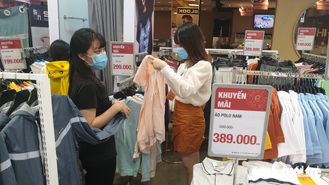 Doanh nghiệp đua nhau khuyến mãi, người dân TP.HCM săn hàng giảm giá cách nào? - Ảnh 2. Doanh nghiệp đua nhau khuyến mãi, người dân TP.HCM săn hàng giảm giá cách nào? - Ảnh 2.
