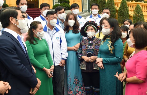 Phó chủ tịch nước: Cả xã hội luôn nâng niu, trân trọng nhà giáo - Ảnh 1. Phó chủ tịch nước: Cả xã hội luôn nâng niu, trân trọng nhà giáo - Ảnh 1.