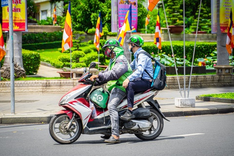 Tài xế công nghệ 2 bánh ở TP.HCM bắt đầu bật app, đón khách trở lại - Ảnh 2. Tài xế công nghệ 2 bánh ở TP.HCM bắt đầu bật app, đón khách trở lại - Ảnh 2.